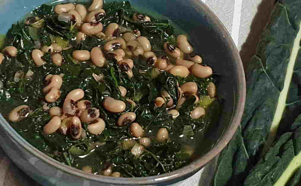 Zuppa di cavolo nero e fagioli dall'occhio